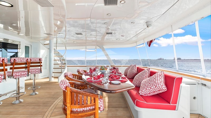 Having the perfect Christmas decoration on your yacht can create indelible memories for your guests.
