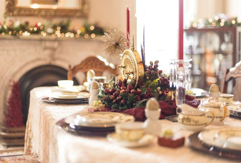 Setting a luxurious Christmas table can be a key element for creating great experiences for your guests.